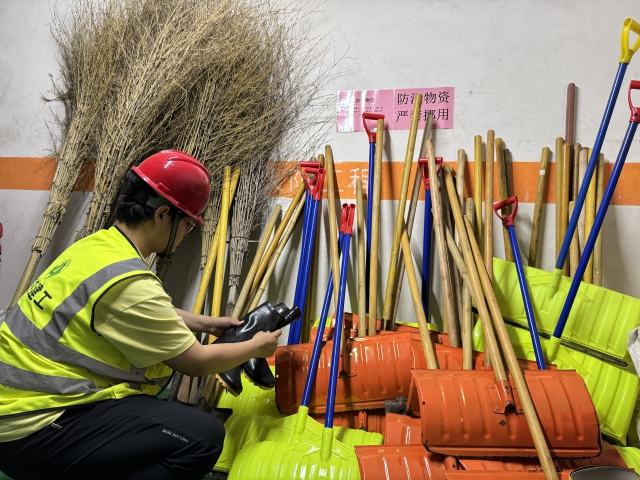 3樂業(yè)公寓改擴建項目安全員對防汛物資進行檢查盤點。.jpg