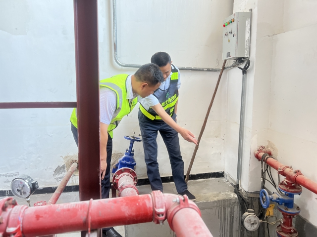 7宿州中心雙堆集站對站內(nèi)水電房，排水管道，邊溝等位置進行充分排查、清理和維護，未雨綢繆做好防汛工作。 (3).jpg