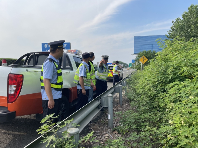10蚌埠處永康保暢分中心聯(lián)合轄段高速交警、路政開展一路三方汛期安全隱患檢查。.jpg